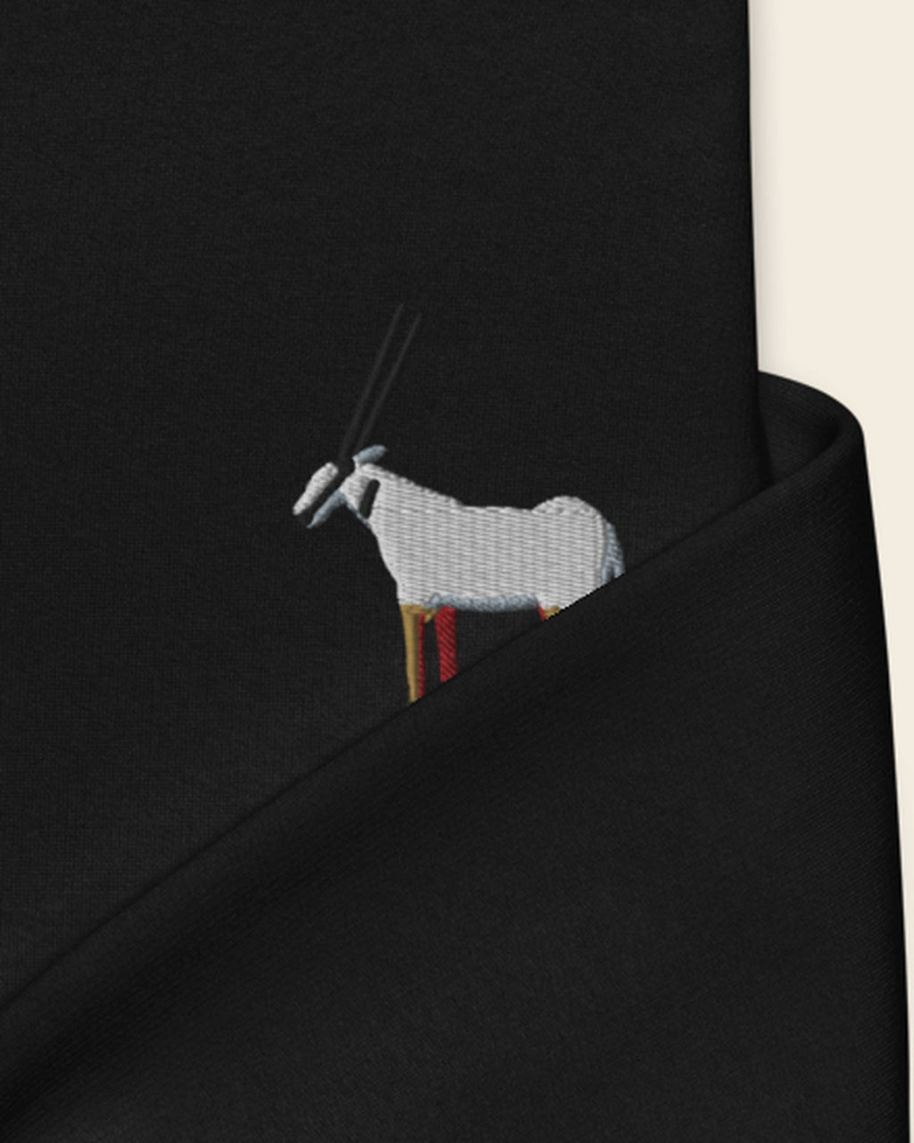 بَرّ الأساسي — هودي بلون فحم: تطريز المها عن قرب