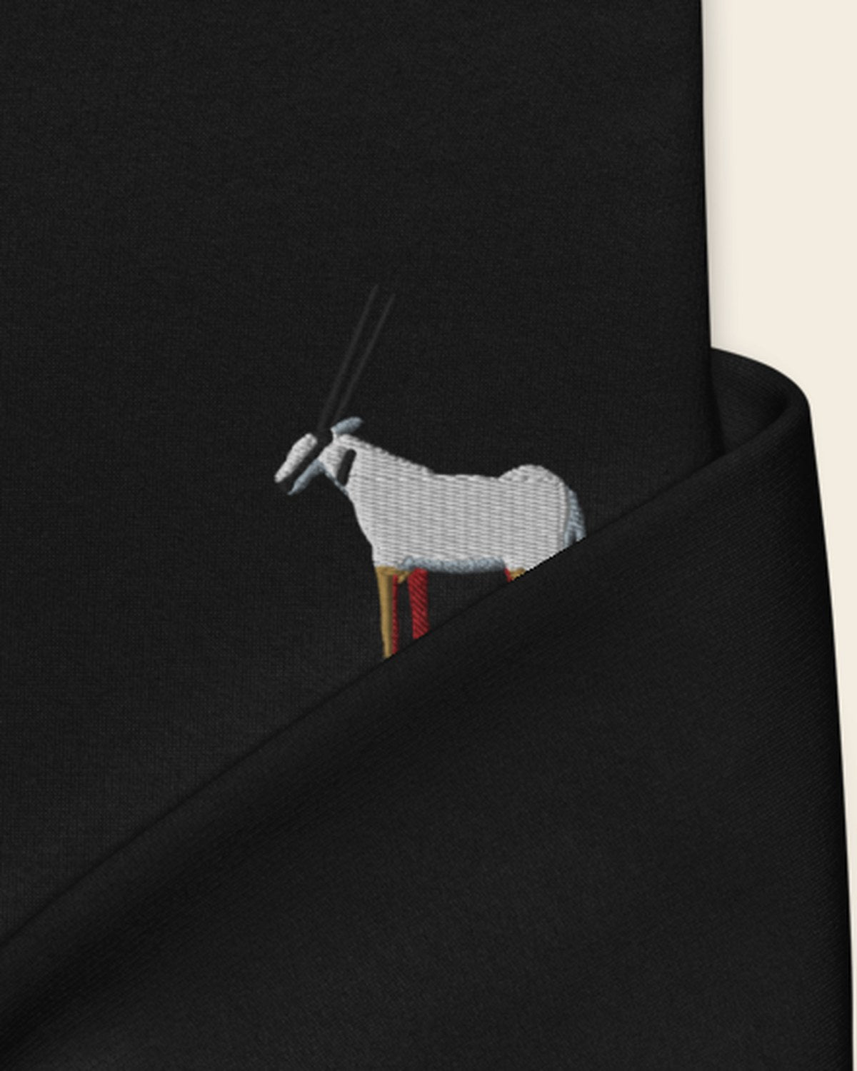 بَرّ الأساسي — هودي بلون فحم: تطريز المها عن قرب